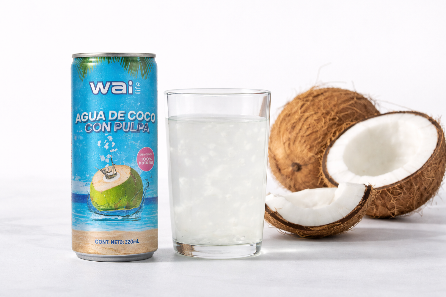 Agua de coco con pulpa Wai Life en lata slim 320ml junto a vaso con pulpa natural y coco fresco