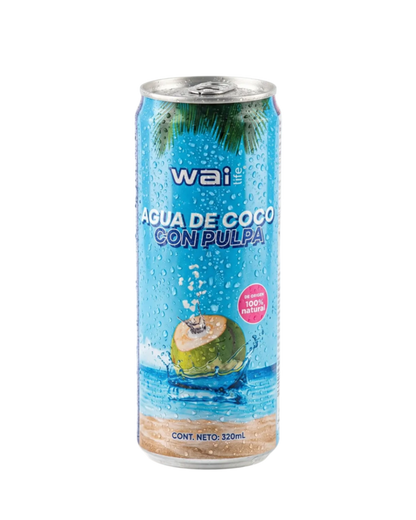 Lata premium Wai Life de agua de coco con pulpa de 320 ml con diseño azul tropical y gotas de condensación sobre fondo blanco minimalista.