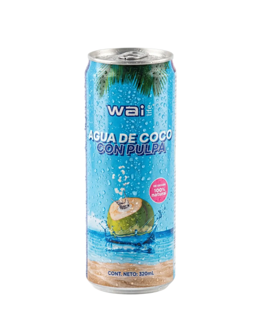 Lata premium Wai Life de agua de coco con pulpa de 320 ml con diseño azul tropical y gotas de condensación sobre fondo blanco minimalista.