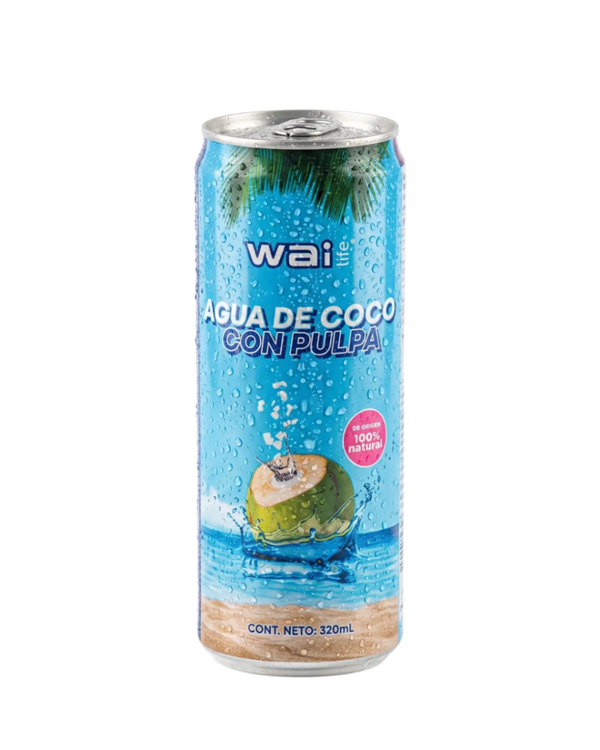 Lata premium Wai Life de agua de coco con pulpa de 320 ml con diseño azul tropical y gotas de condensación sobre fondo blanco minimalista.